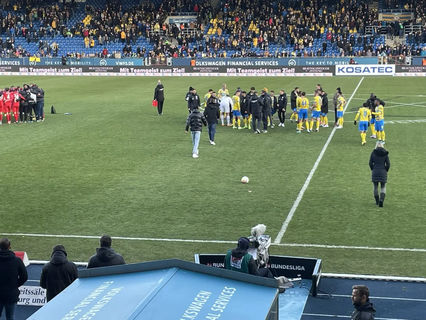 Spielende im Eintracht-Stadion, Team und Betreuer begegnen sich im Mittelkreis. 