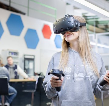 Im Protohaus können Interessierte beispielsweise mit VR (Virtual Reality) Anwendungen experimentieren. (Bildrechte: Protohaus)