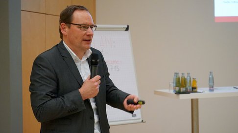 Thomas Krause spricht ins Mikrofon zum Thema E-Mobilität.