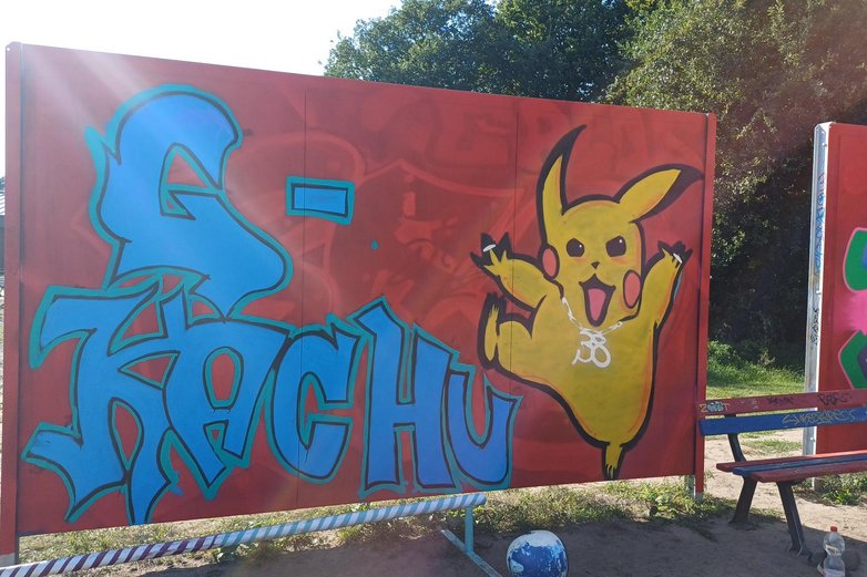 Auf der Graffitiwand dürfen sich die jugendlichen Künstler ausprobieren.