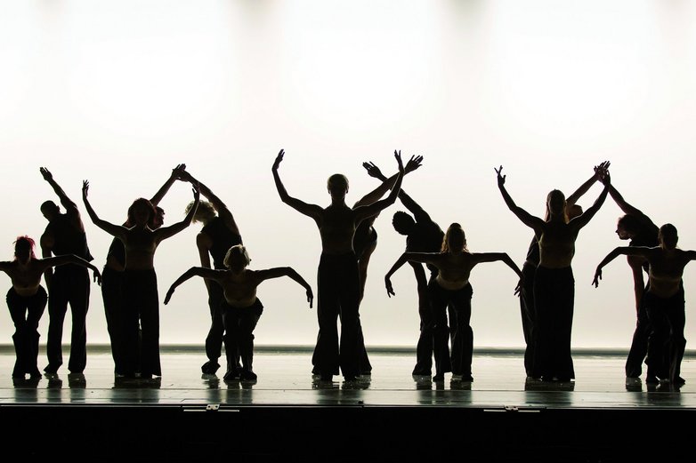 BJM – Les Ballets Jazz de Montréal in Aktion auf der Bühne. 