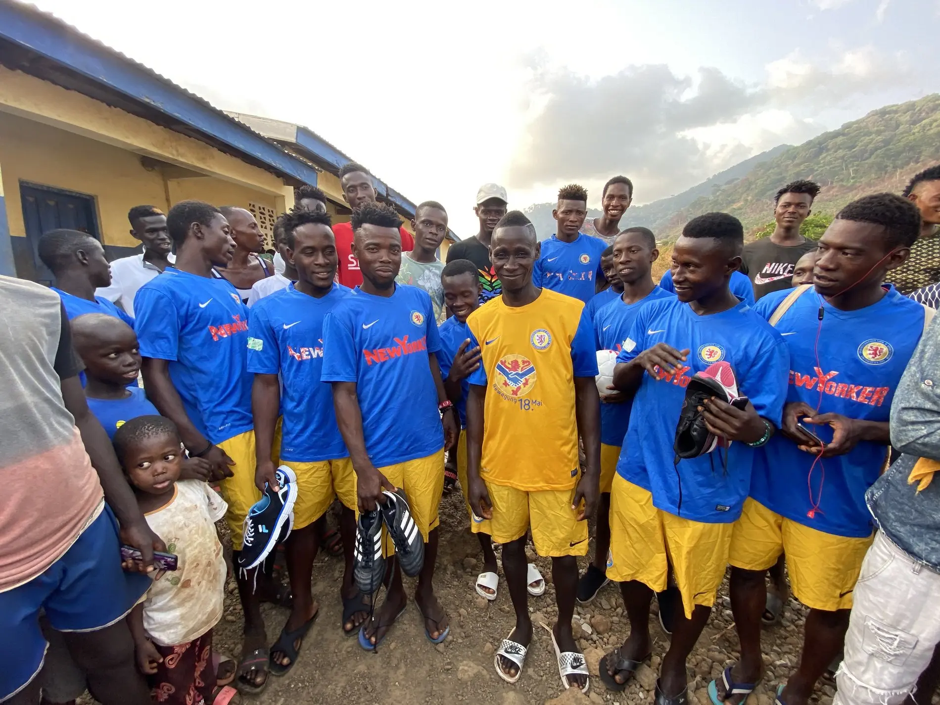 Eine Fußballmannschaft aus Sierra Leone in blau-gelben Trikots.