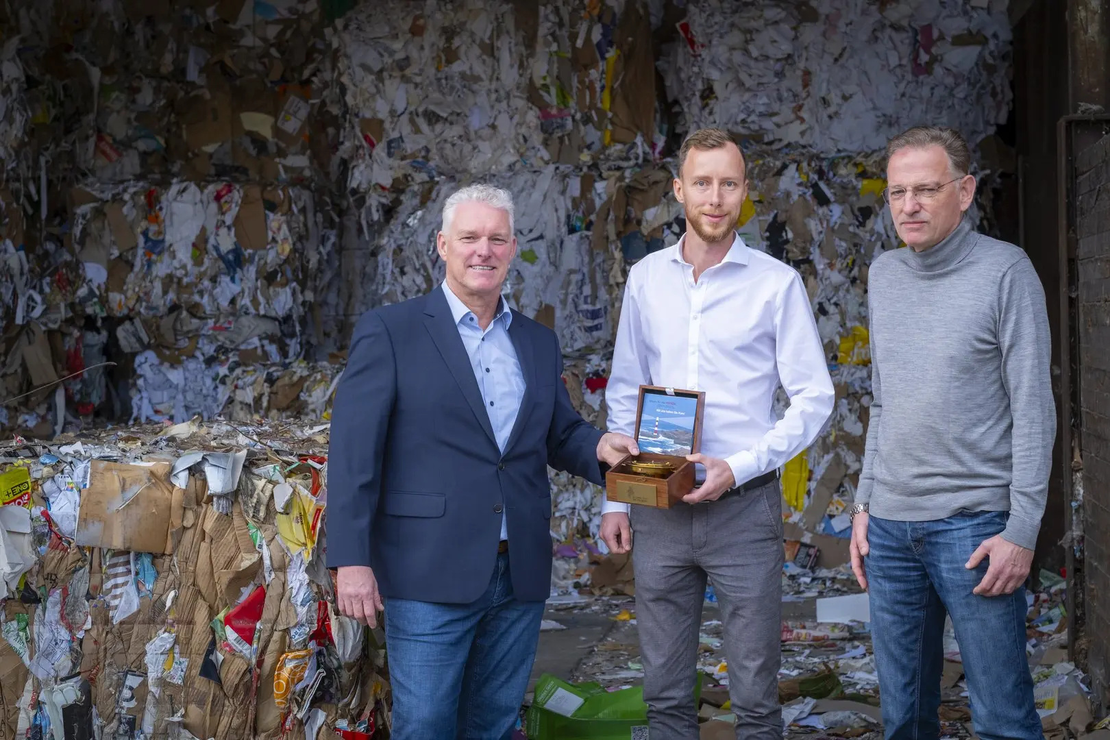 Thomas Kausch (links) von der Allianz für die Region, die den Übernahmeprozess begleitet hat, übergibt den traditionellen Kompass an Alexander Wietasch (Mitte). Rechts der ehemalige Geschäftsführer Tobias Neidhardt.