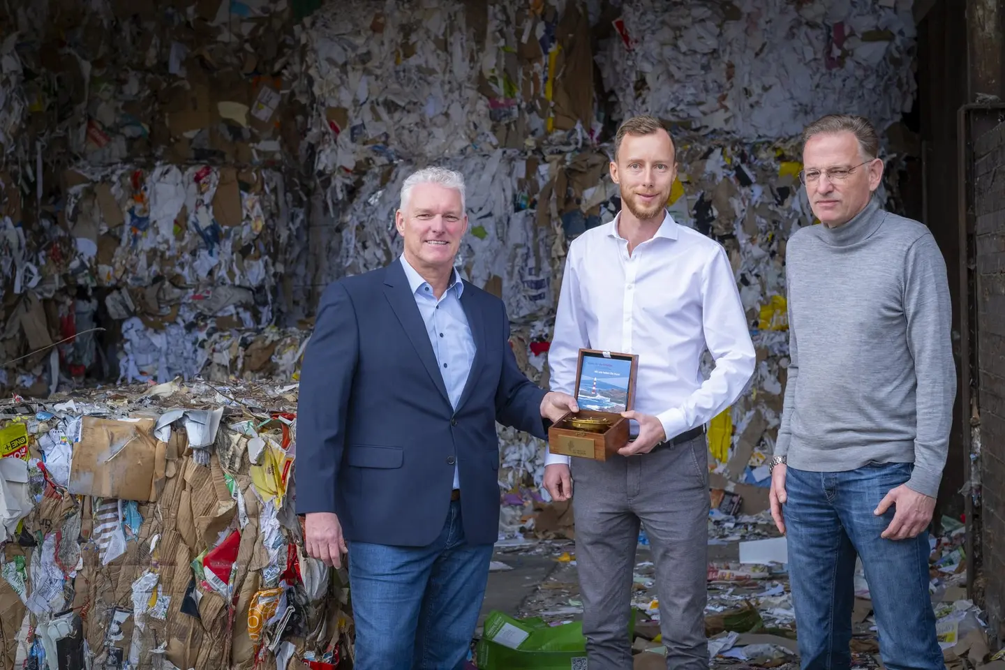 Thomas Kausch (links) von der Allianz für die Region, die den Übernahmeprozess begleitet hat, übergibt den traditionellen Kompass an Alexander Wietasch (Mitte). Rechts der ehemalige Geschäftsführer Tobias Neidhardt.