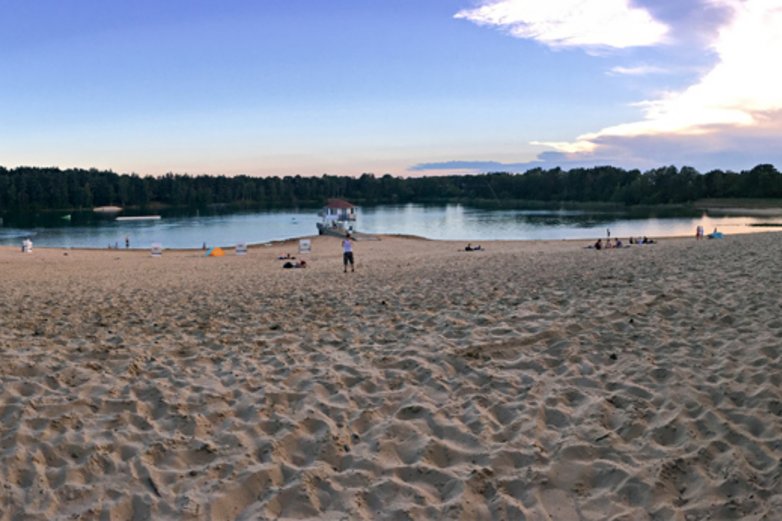 Ein weitläufiger Sandstrand umgibt den Bernsteinsee.