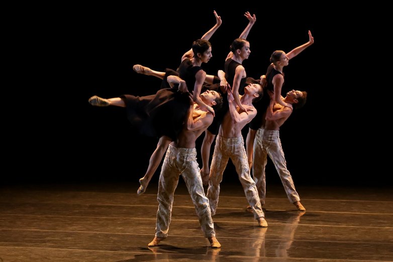 Tänzer der São Paulo Dance Company auf der Bühne. 