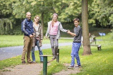 Eine Familie beim Balancieren in einem Wolfenbütteler Park.