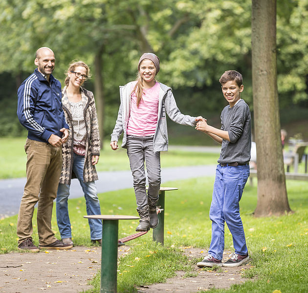 Eine Familie beim Balancieren in einem Wolfenbütteler Park. (Bildrechte: Christian Bierwagen)