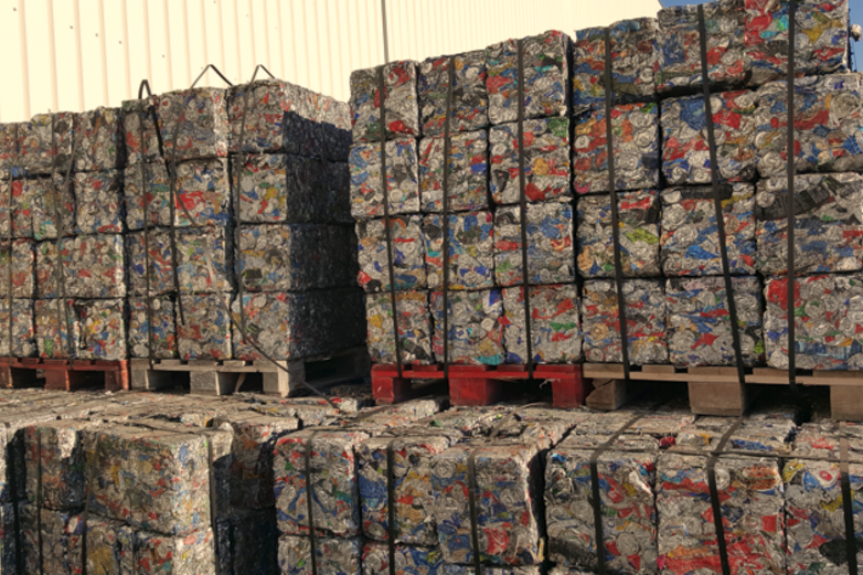 Gepresste Aluminiumdosen gestapelt auf Holz Paletten.