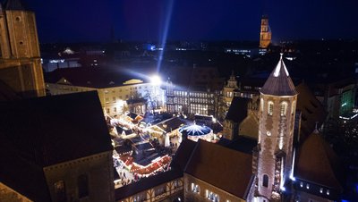Vogelperspektive auf beleuchteten Weihnachtsmarkt