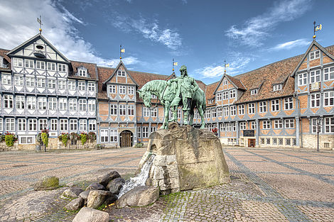 Man blickt auf die Statue von Herzog August, Reiter neben seinem Pferd, auf dem Stadtmarkt Wolfenbüttel