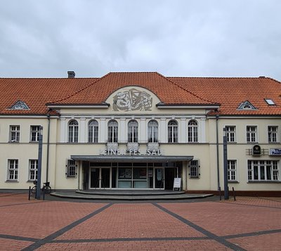 Man blickt auf einen Festsaal. Das Gebäude ist im Jugendstil gestaltet.
