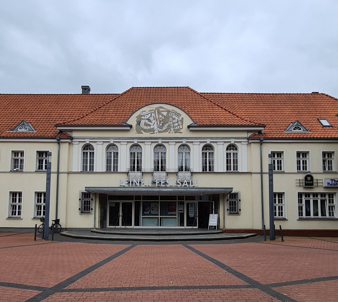 Man blickt auf einen Festsaal. Das Gebäude ist im Jugendstil gestaltet.
