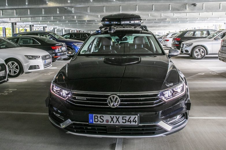 Ein schwarzes Auto in einerm Parkhaus.