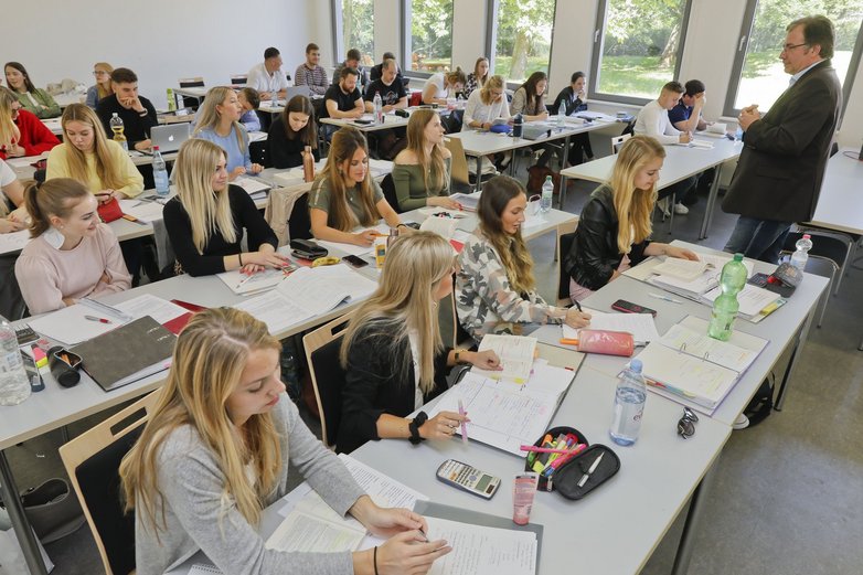 Studierende beim Unterricht in den Räumen der Welfenakademie.