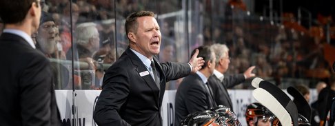 Trainer Mike Stewart von den Grizzlys Wolfsburg während des Spiels zwischen den Grizzlys Wolfsburg und den Kölner Haien.