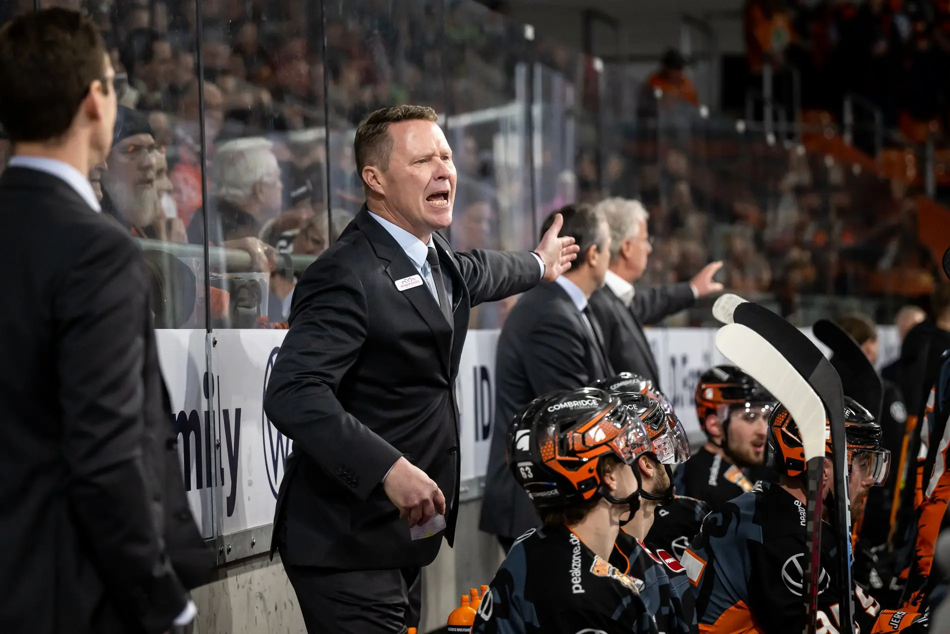 Trainer Mike Stewart von den Grizzlys Wolfsburg während des Spiels zwischen den Grizzlys Wolfsburg und den Kölner Haien.