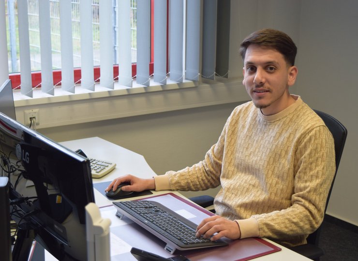 Omran Ahmed an seinem digitalen Arbeitsplatz bei der Steuerberatung in Salzgitter.