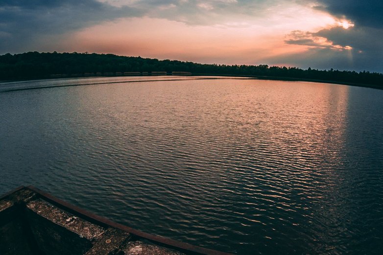 Sonnenuntergang an einem See.