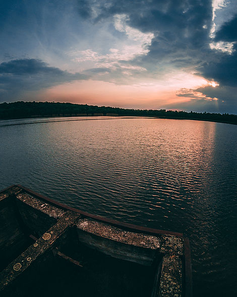 Sonnenuntergang an einem See.