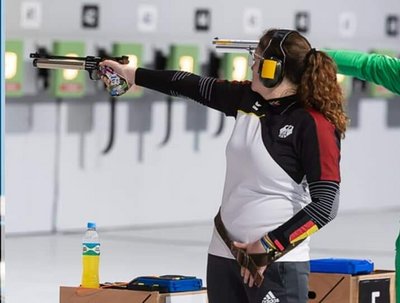 Vanessa Seeger beim letzten Match um Gold und Silber, zusammen mit ihrem bulgarischen Partner Kiril Kirov im Hintergrund. 