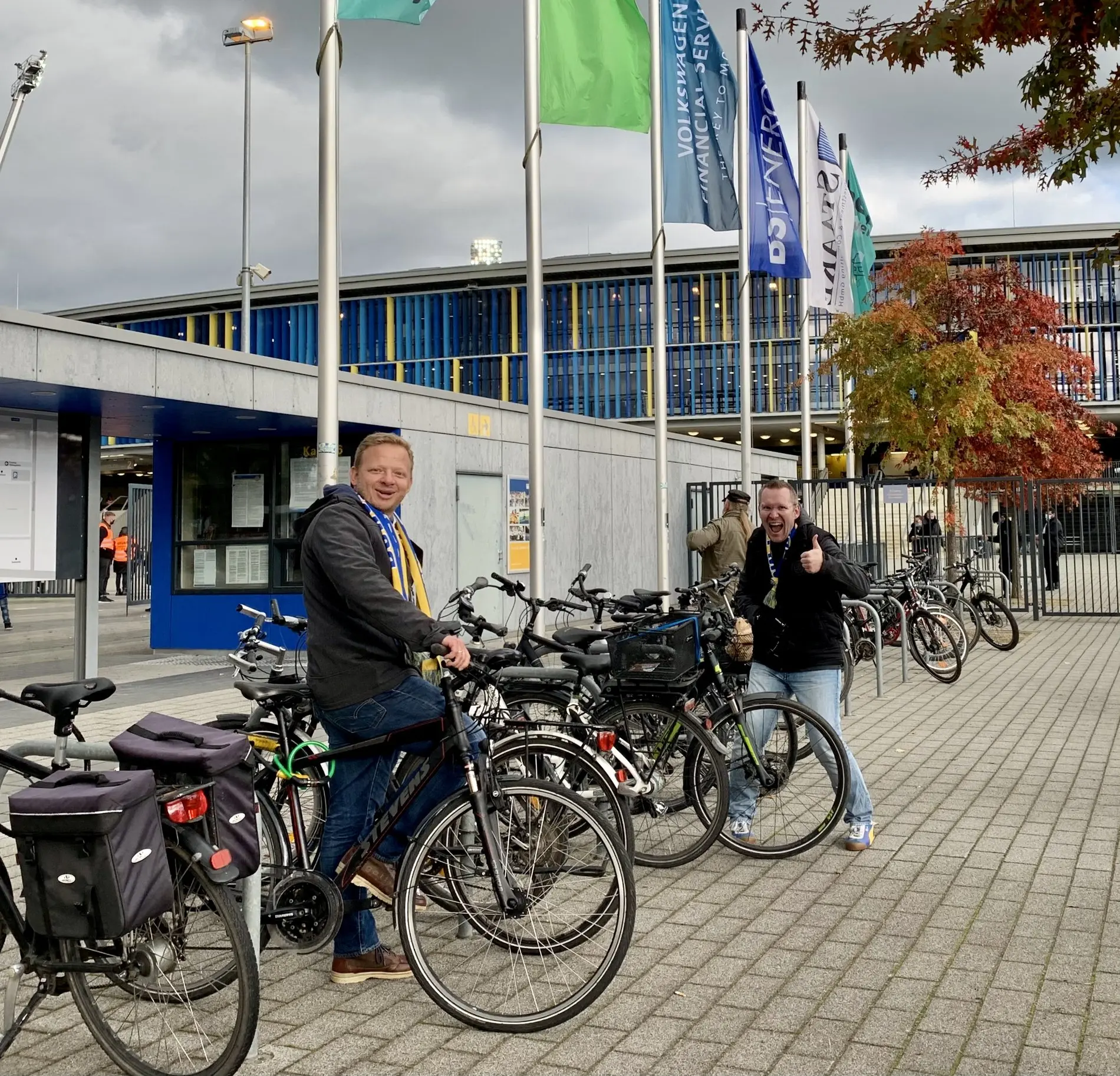 Zwei Männer am Fahrradständer vor dem Stadion freuen sich über den Eintracht-Sieg.