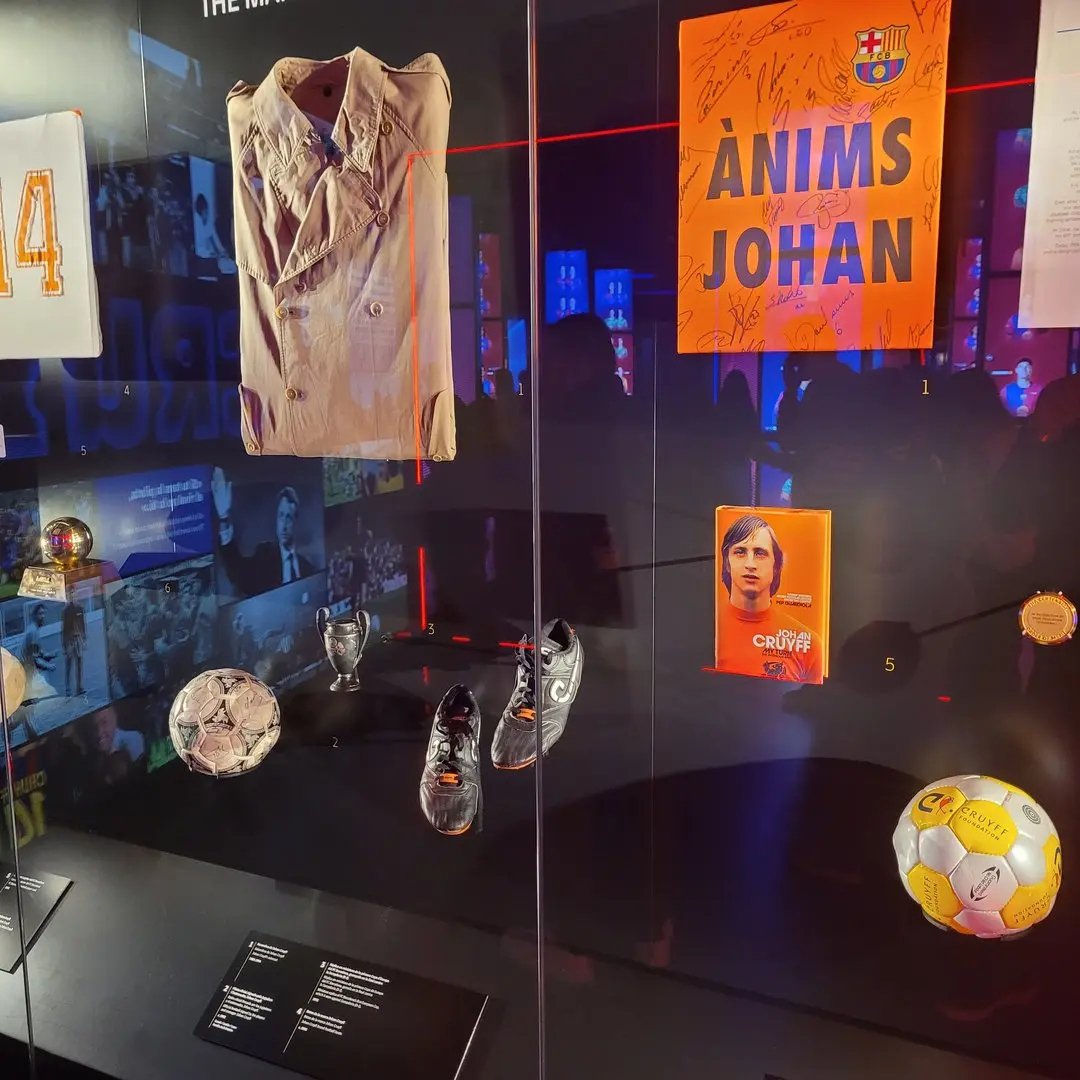 Johan Cruyff im Barça-Museum – mit seiner Mannschaft lieferte sich Kalli eines der emotional prägendsten Duelle seiner Trainerlaufbahn. 