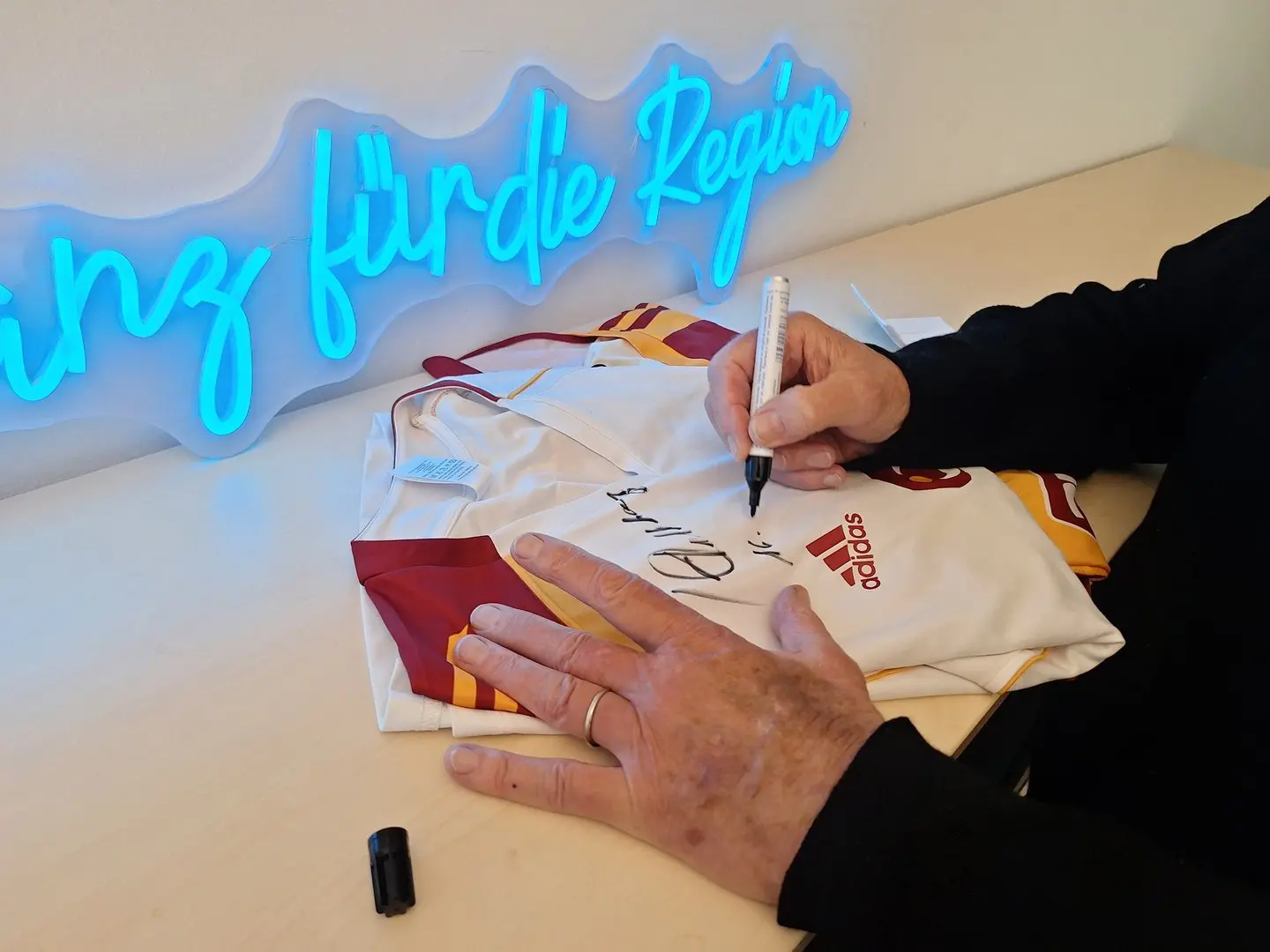 Eine besondere Geste: Kalli signiert ein Galatasaray Trikot. 