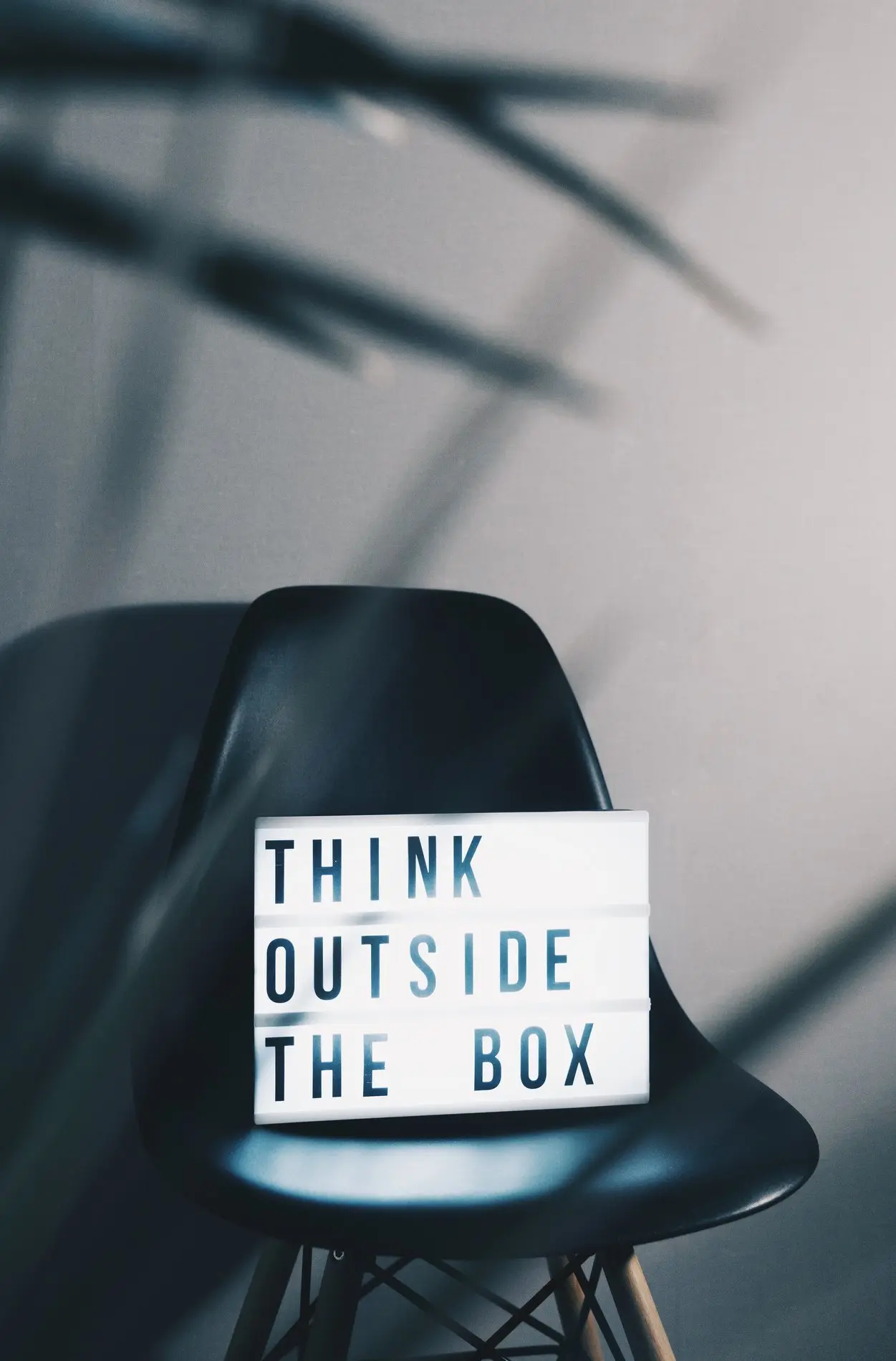 Ein Stuhl mit einem Schild: Think outside the box"