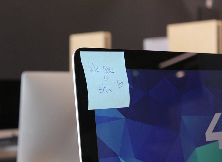 Ein häufiges Bild im Bereich Technologie-Berufe: Ein Zettel klebt am Computerbildschirm.