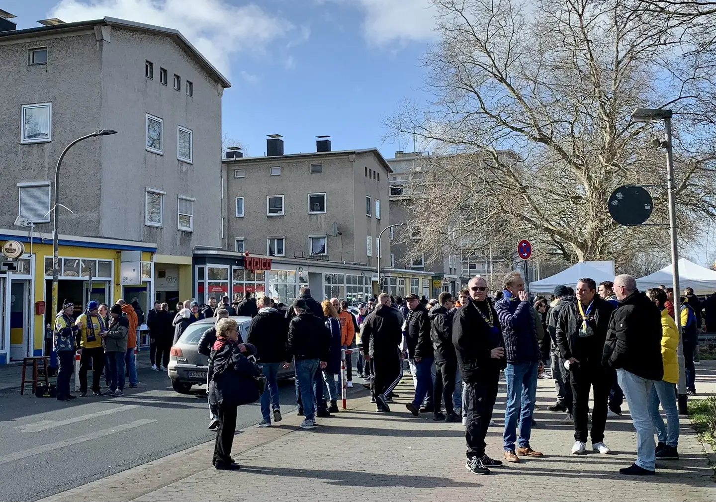 Fußballfans gehen durch die Rheingoldstraße in Braunschweig.