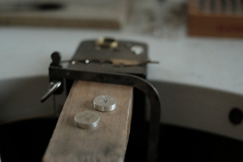 Filigrane Sägearbeiten mit floralen Motiven.