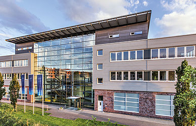 Das IAV-Firmengebäude in Gifhorn bei strahlendem Sonnenschein.