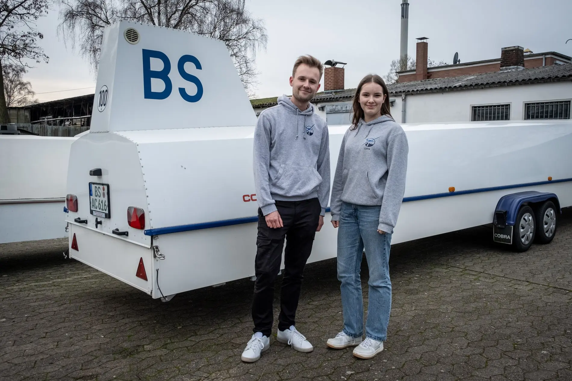 Nico Wichmann (1. Vorsitzender) und Luisa Bergemann von der Segelflugsparte des Aero-Club Braunschweig e. V. 