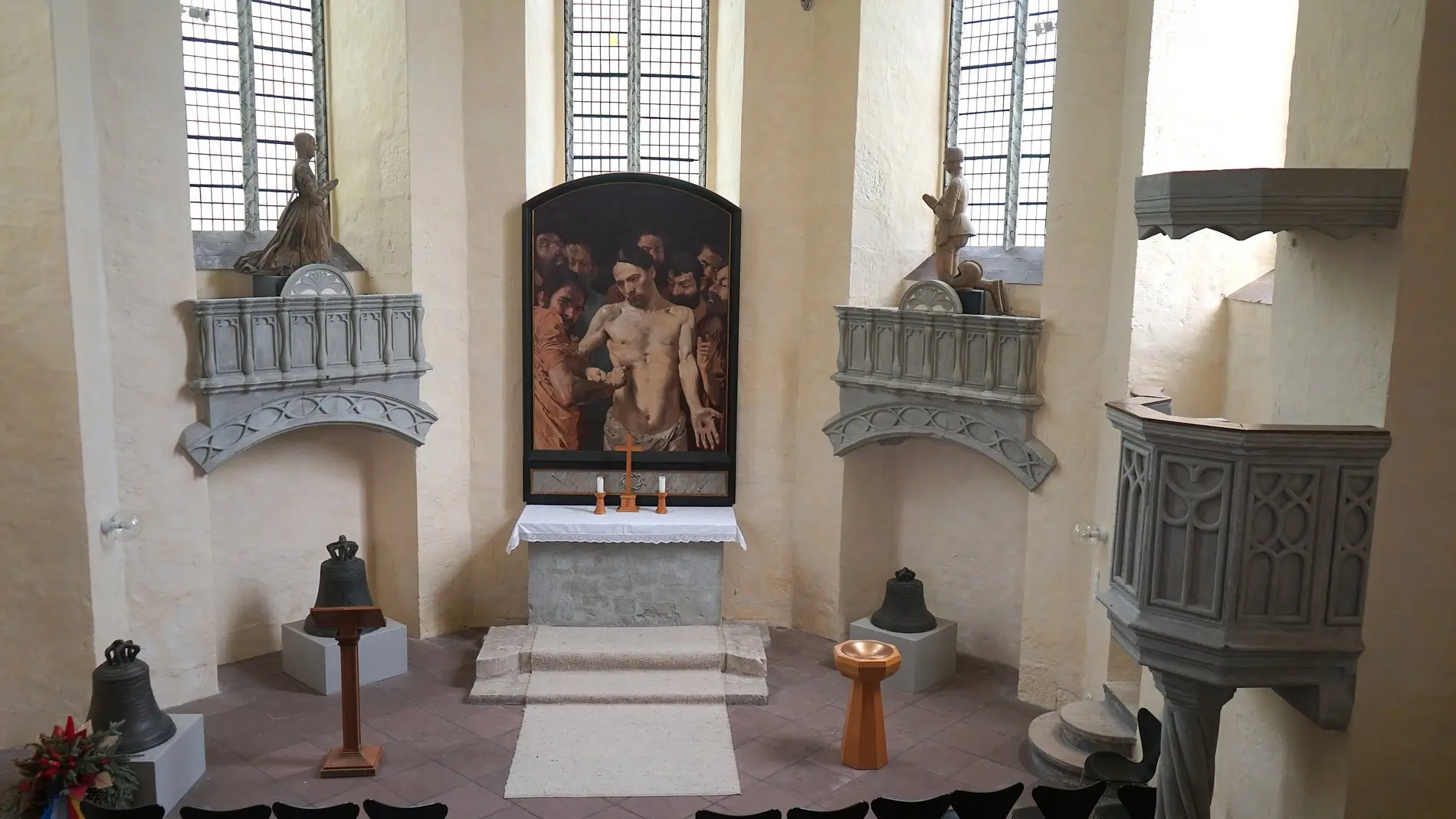 Blick von der Empore auf den Altar der Schlosskapelle. 