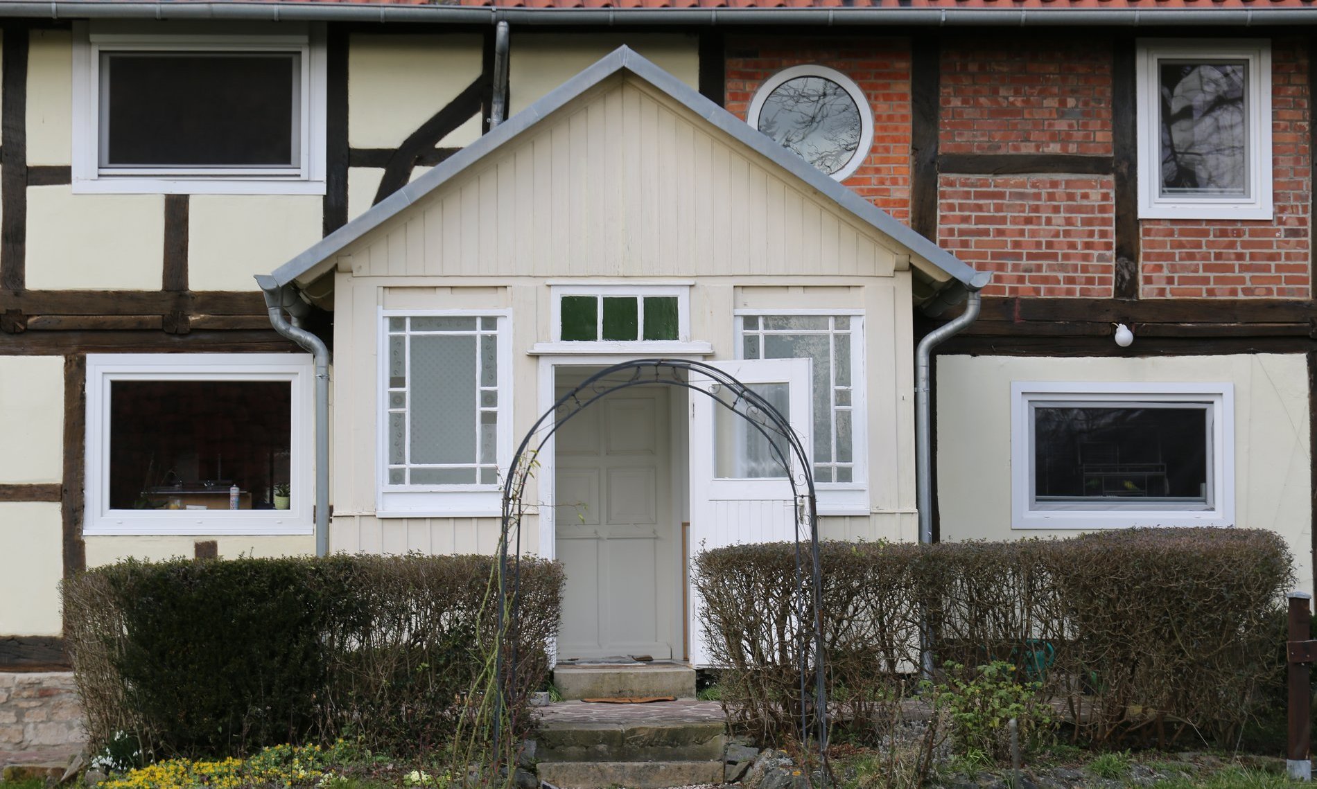 Die Terrasse vor einem Bauernhof.