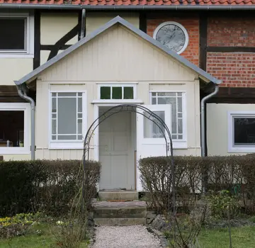 Die Terrasse vor einem Bauernhof. (Bildrechte: Frank Spyra)