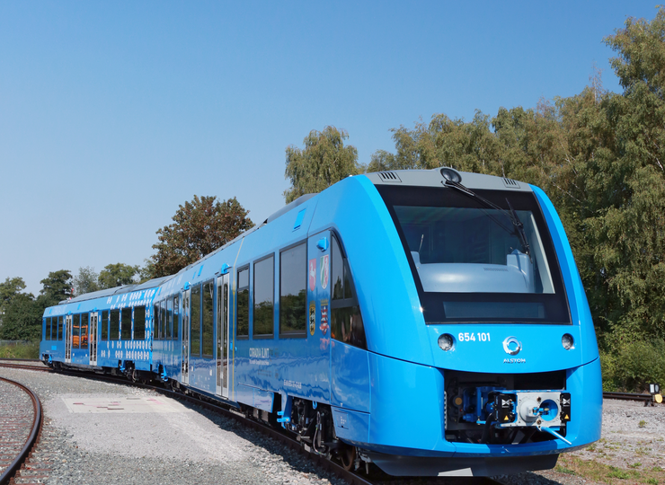 Ein blauer Regionalzug.