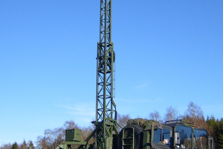 Bundeswehr-LKW mit einem Antennenmast.