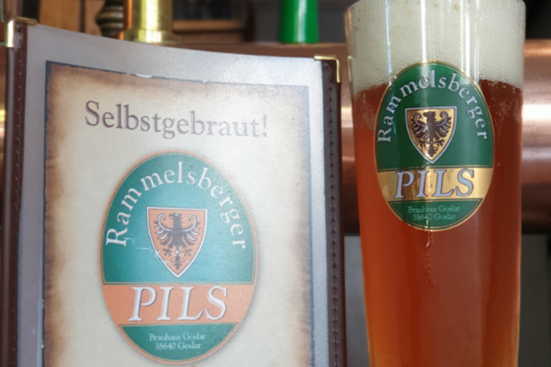 Ein Bierglas mit dunklem Bier.