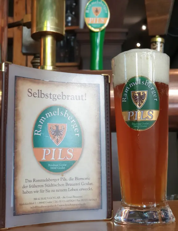 Ein Bierglas mit dunklem Bier.