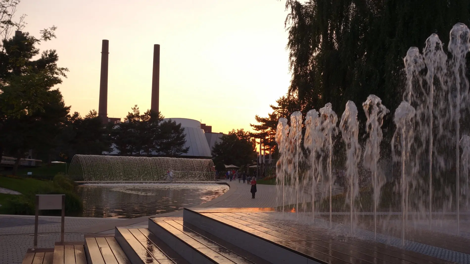 Letzte Sonnenstrahlen über der Autostadt.