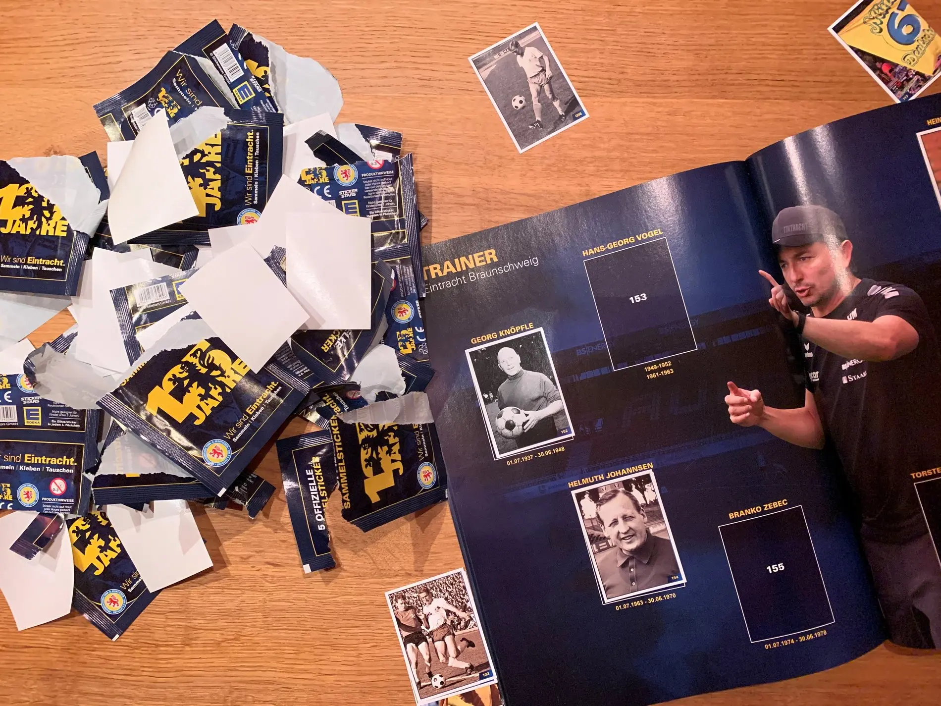 Ein Sticker-Heft mit Aufklebern.