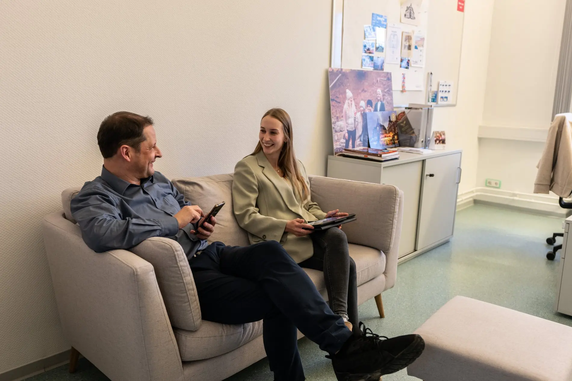 Das Sofa in Cassinas Büro in der Wirtschaftsregion Helmstedt.