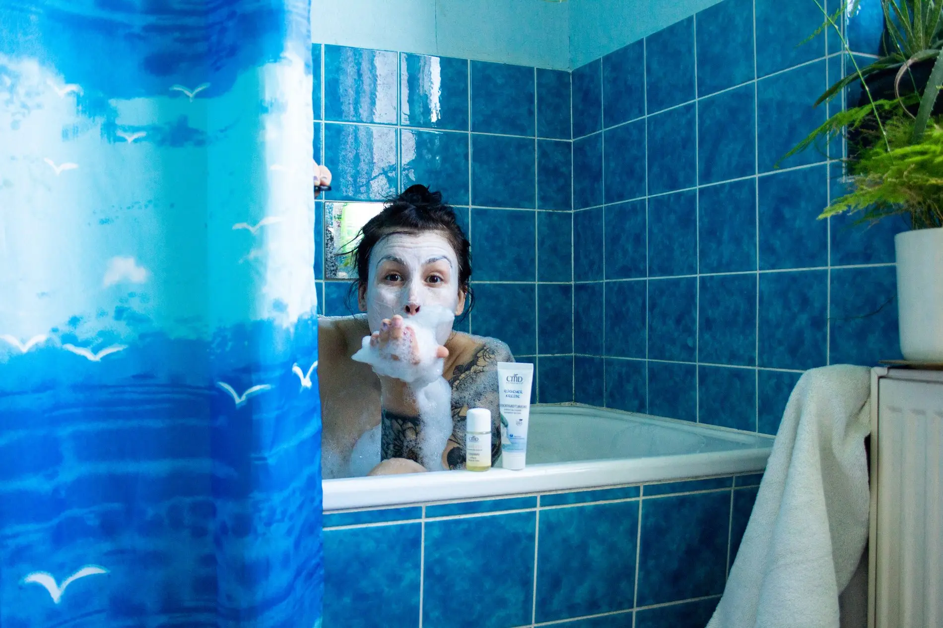 Eine Frau in einer Badewanne mit Schaum.