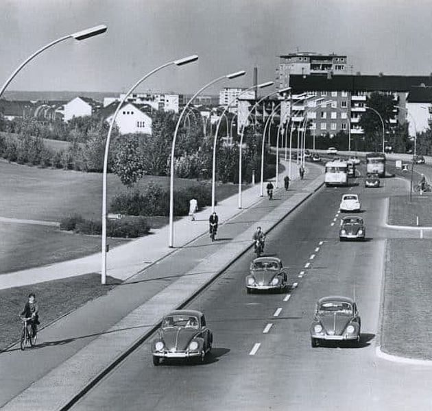 Straße mit VW-Käfern auf einem schwarz-weiß-Bild. (Bildrechte: Rosemarie Rohde)