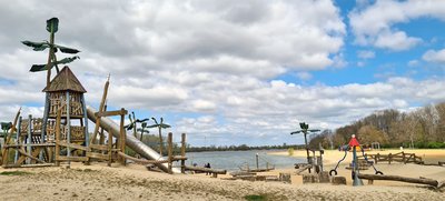 Man blickt auf den Piratenspielplatz am Salzgittersee