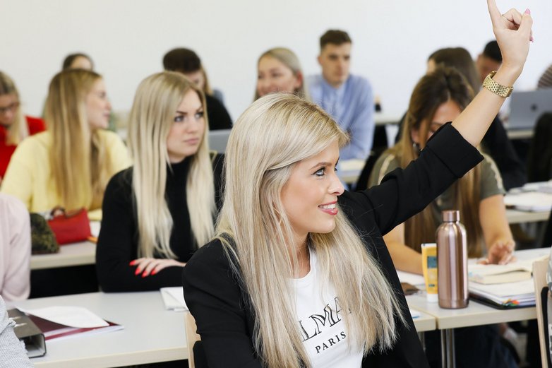 Studierende haben Freude am Unterricht in der Braunschweiger Welfenakademie.