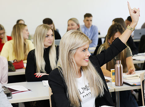 Studierende haben Freude am Unterricht in der Braunschweiger Welfenakademie.