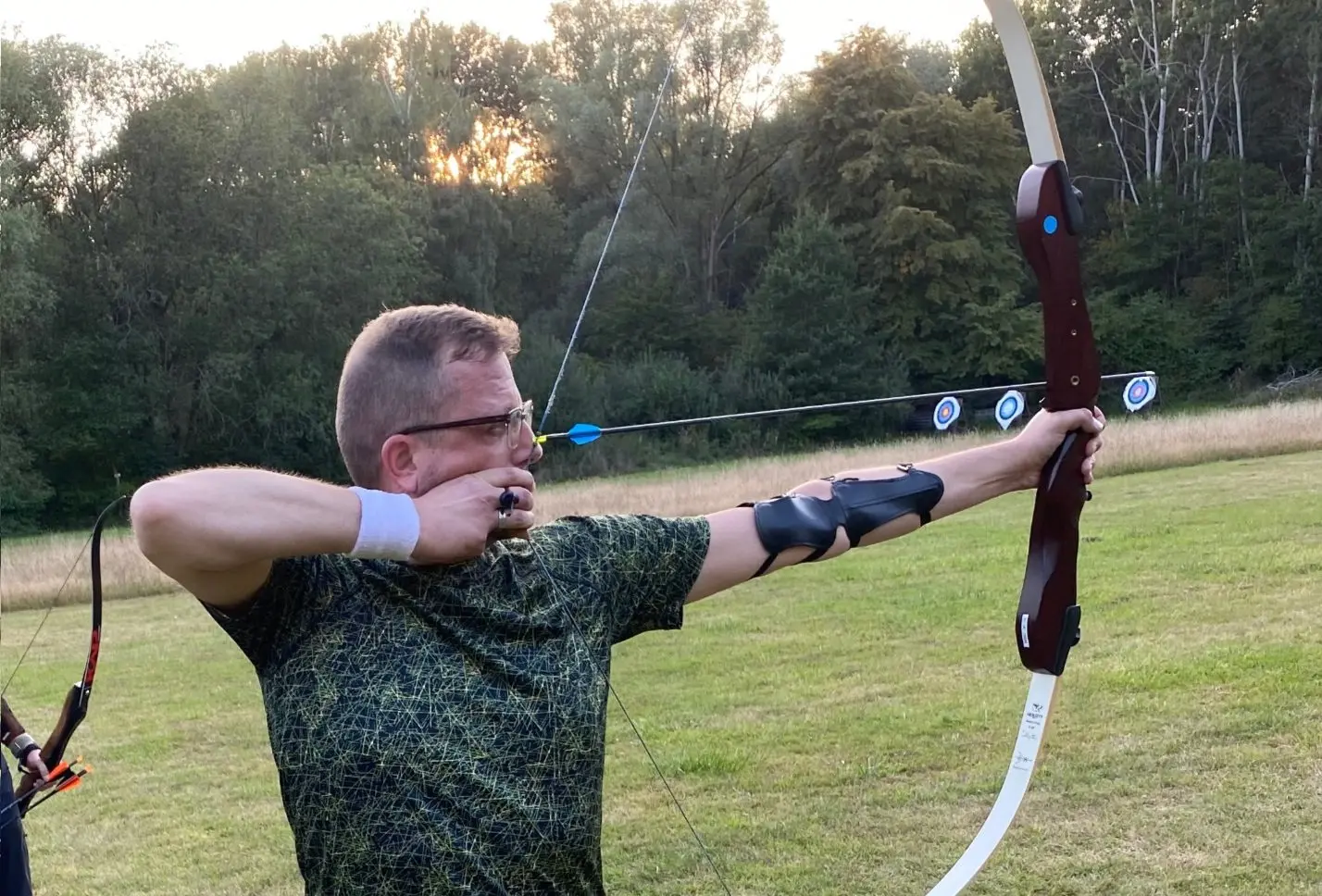 Jan-Christoph Ahrens beim Bogenschießen-Schnupperkurs in der Region Braunschweiger Land